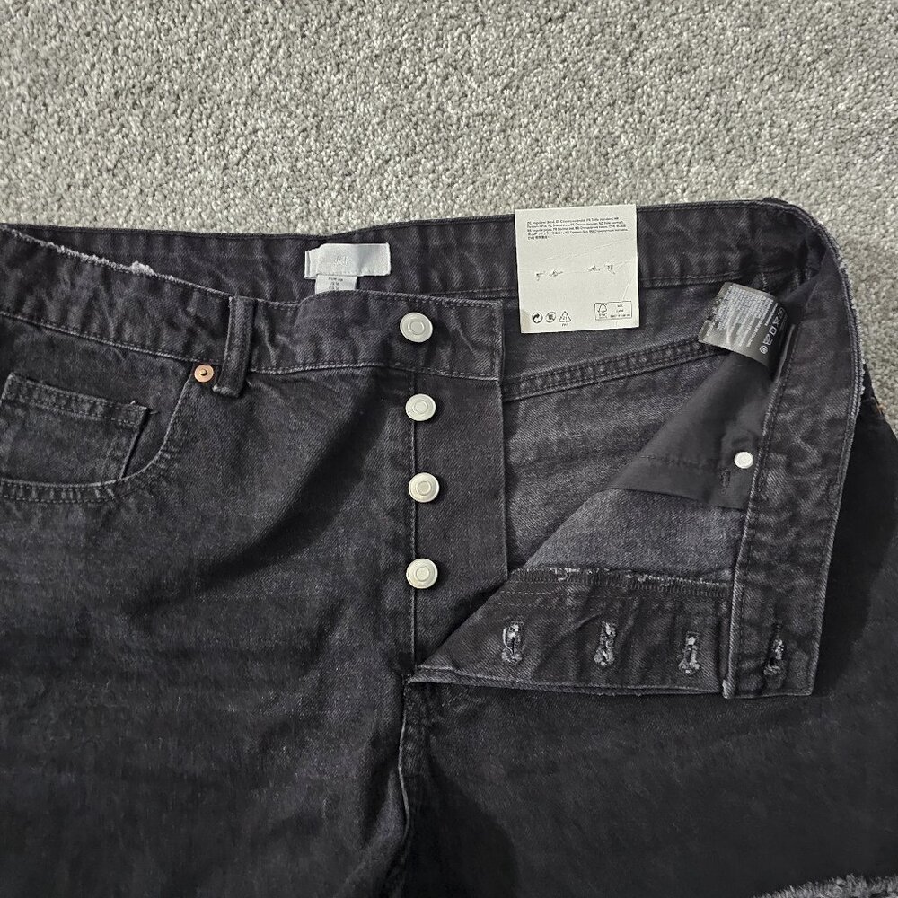H&M ~ black ~ DENIM SHORTS ~ cotton ~ FRINGED HEM - Picture 4 of 9